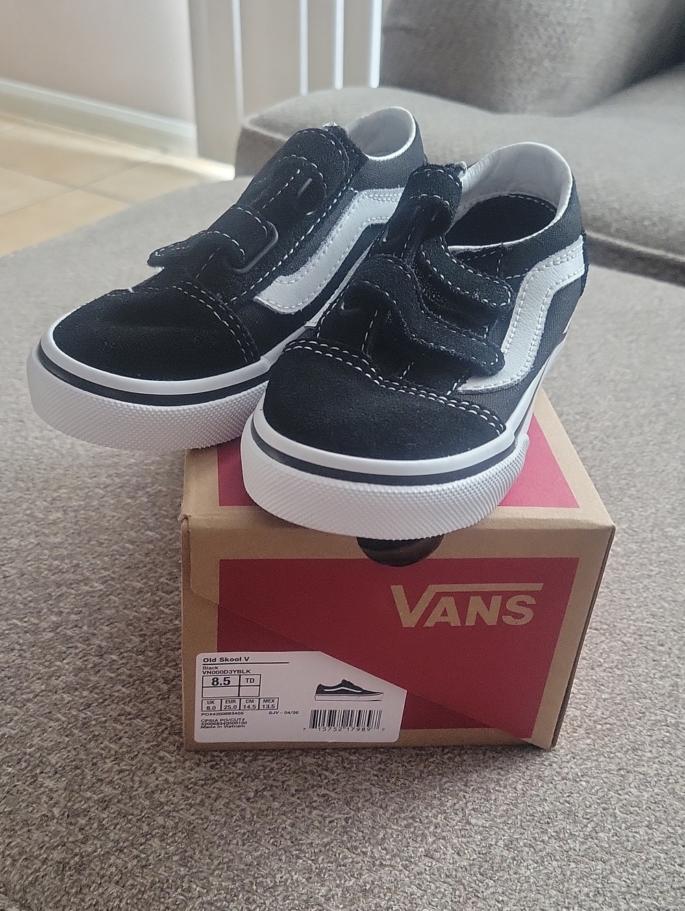 Vans Kids Old Skool Velcro Sneakers in Black and White